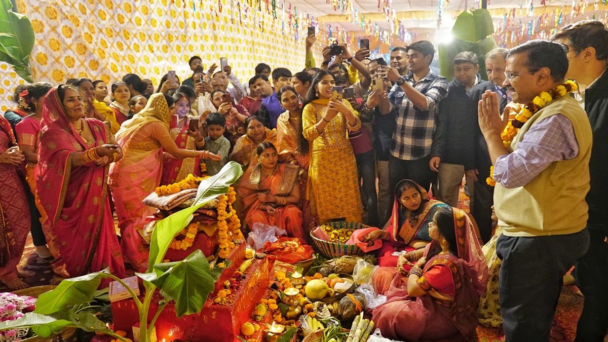 Arvind Kejriwal offers prayers on Chhath Puja in his New Delhi constituency Arvind Kejriwal offers prayers on Chhath Puja in his New Delhi constituency