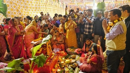 Arvind Kejriwal offers prayers on Chhath Puja in his New Delhi constituency