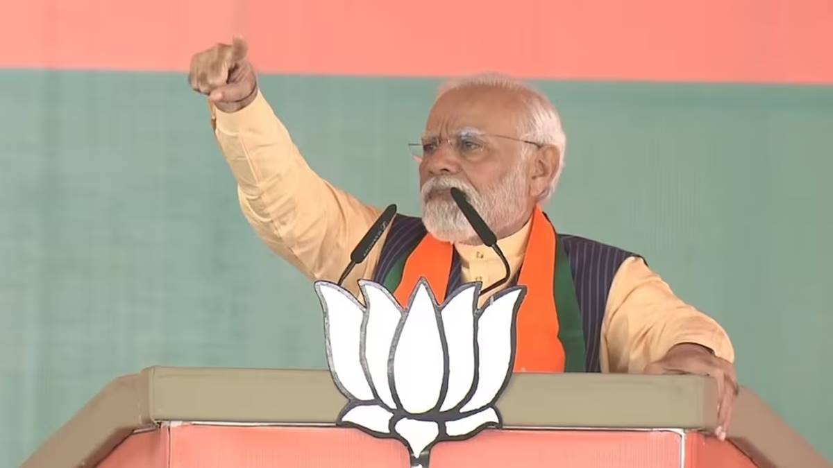 Modi refers to Rahul Gandhi as 'moorkhon ke sardar', sparks row Modi refers to Rahul Gandhi as 'moorkhon ke sardar', sparks row