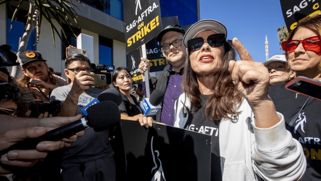 The three-year contract includes a 7% hike in minimum pay for actors in the first year