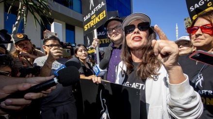 The three-year contract includes a 7% hike in minimum pay for actors in the first year