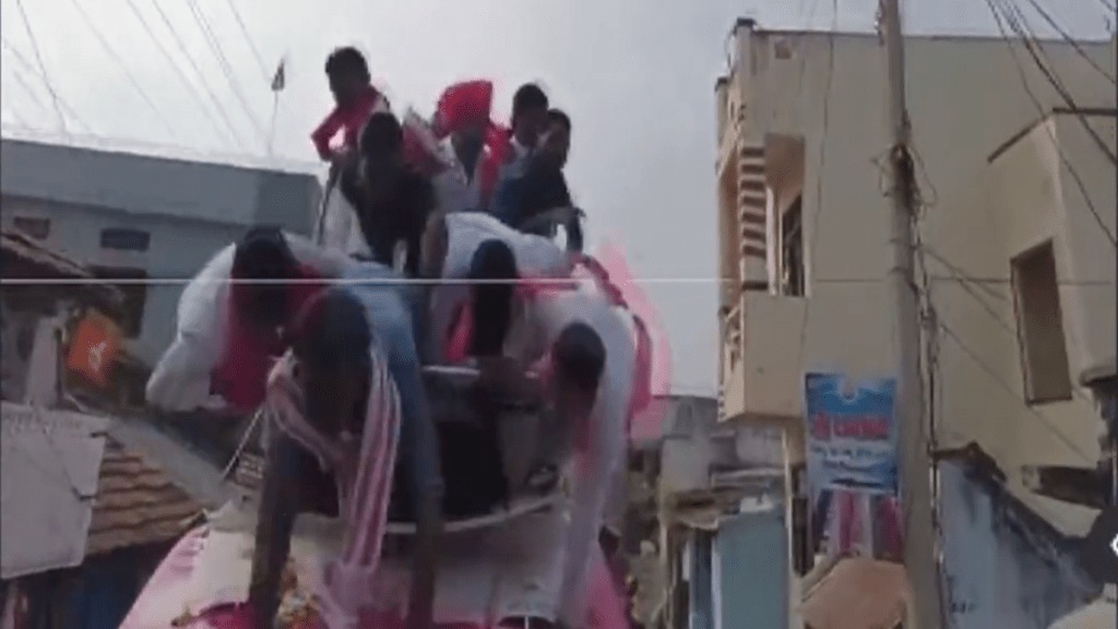 Close shave for Telangana minister KTR Close shave for Telangana minister KTR