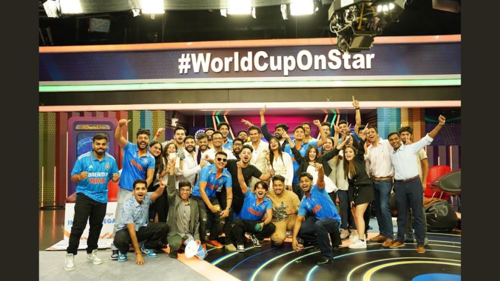 #DostsLive hosted a watch party of top creators during the India Vs South Africa match in the CWC2023