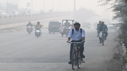Delhi air pollution: Capital turns smoke house as AQI dips to 'severe' again Delhi air pollution: Capital turns smoke house as AQI dips to 'severe' again