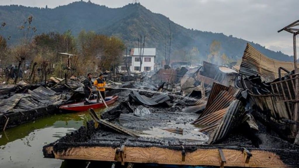 Srinagar fire, Dal Lake fire, Kashmir fire, fire in Kashmir, Kashmir news, Bangladeshi tourists death