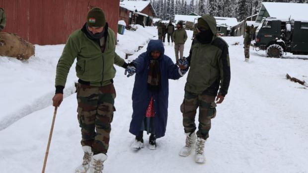 The tourists, including women and children, were later rescued by the Chinar Warriors on Saturday. The Army jawans provided them with heating arrangements, sleeping bags and hot meals to alleviate the hardships. (Photo/X/Chinar Corps)
