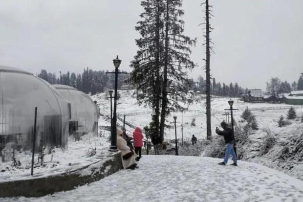 The popular skiing location in Kashmir, Gulmarg, turned into a winter wonderland after receiving a fresh spell of snowfall on Saturday. (Photo: ANI)