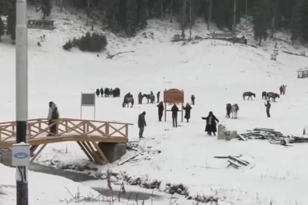 A few areas in the higher reaches of Kashmir experienced fresh snowfall while the plains were lashed by rains on Saturday. (Photo: ANI)