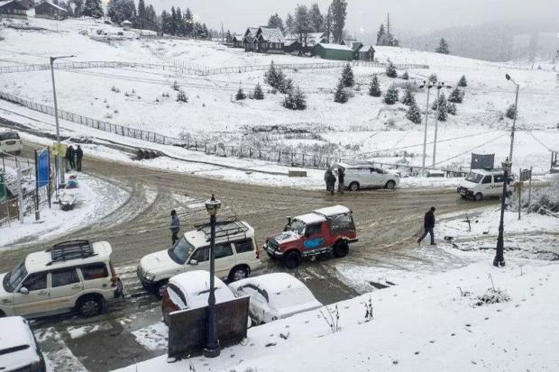 Snowfall was also witnessed in the Sonamarg tourist resort and on the Zojila axis. (Photo: ANI)