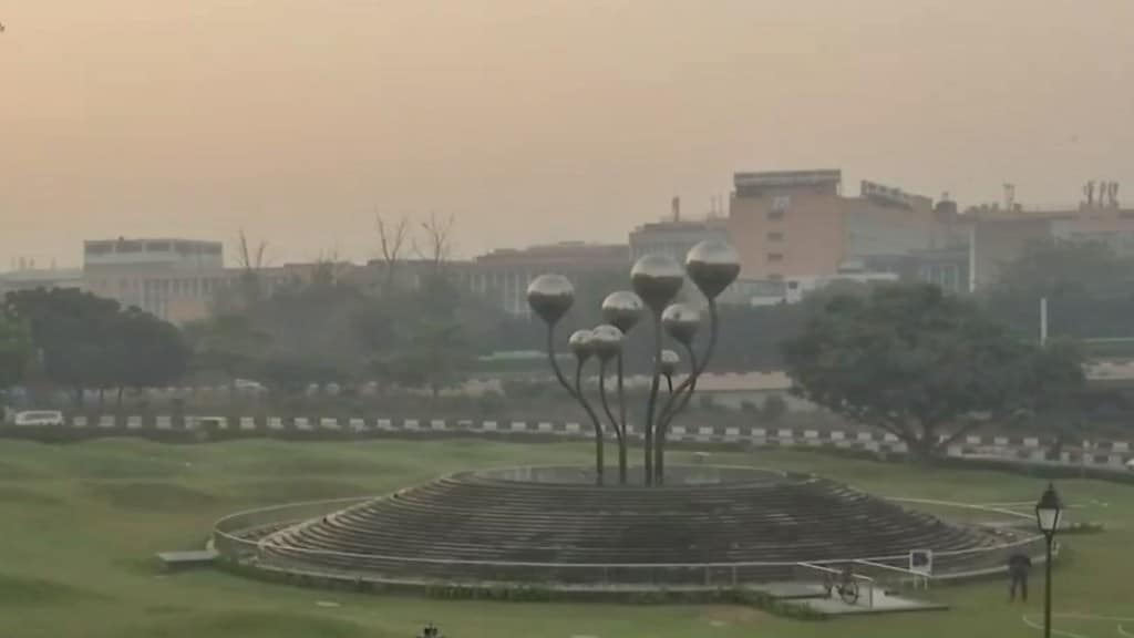 Haze shrouds Delhi as air quality drops to 'very poor' category, AQI at 374