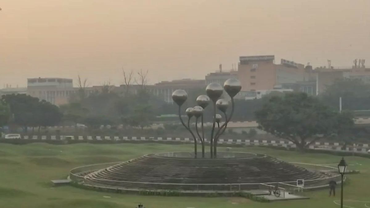 Haze shrouds Delhi as air quality drops to 'very poor' category, AQI at 374 Haze shrouds Delhi as air quality drops to 'very poor' category, AQI at 374