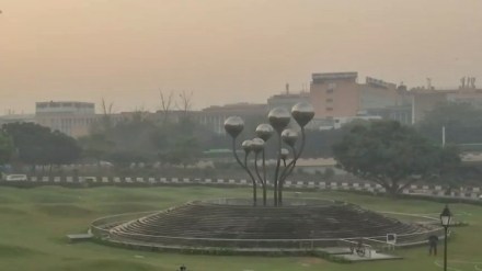 Haze shrouds Delhi as air quality drops to 'very poor' category, AQI at 374