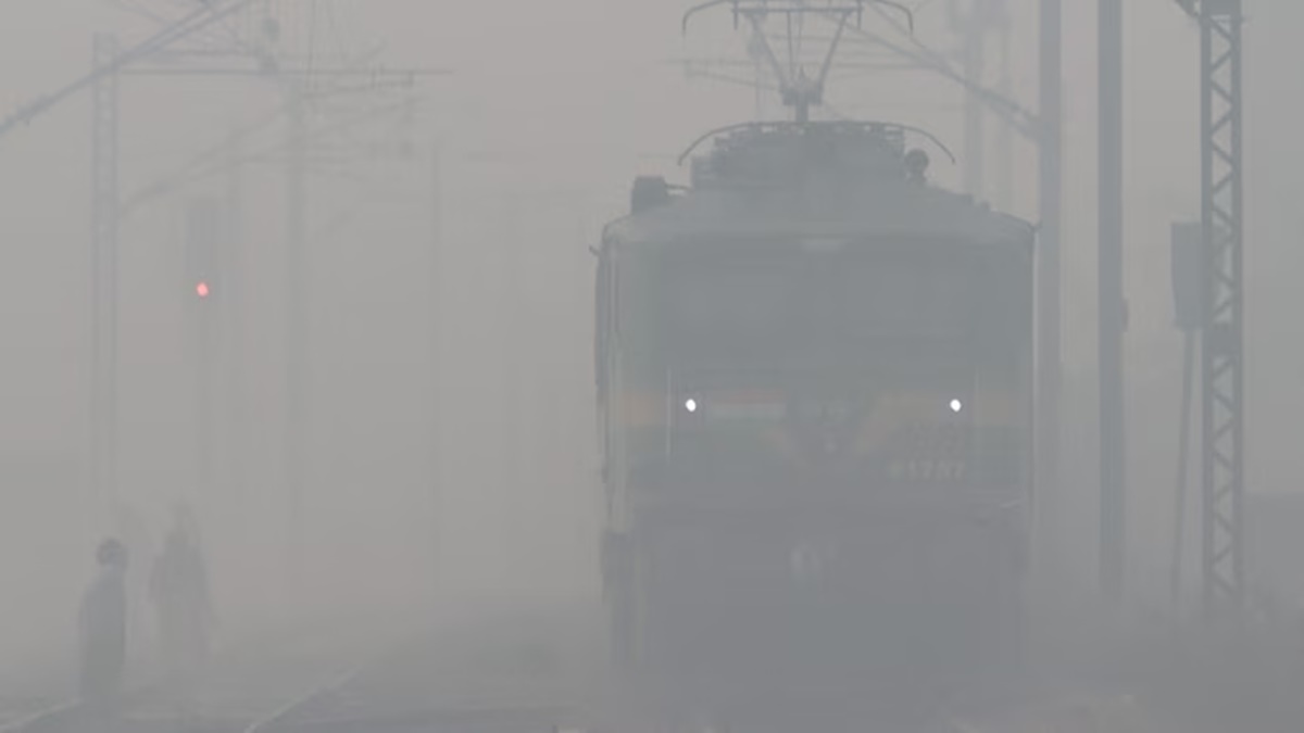 Delhi shivers as temperature plunges to 4.9 degrees Celsius, season's lowest Delhi shivers as temperature plunges to 4.9 degrees Celsius, season's lowest