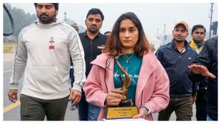 Vinesh Phogat, Vinesh Phogat returns awards,