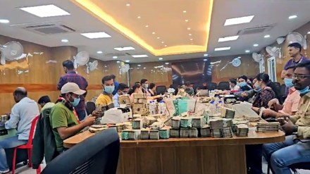 Cash seizure in I-T raids at premises linked to Congress MP crosses Rs 350 crore