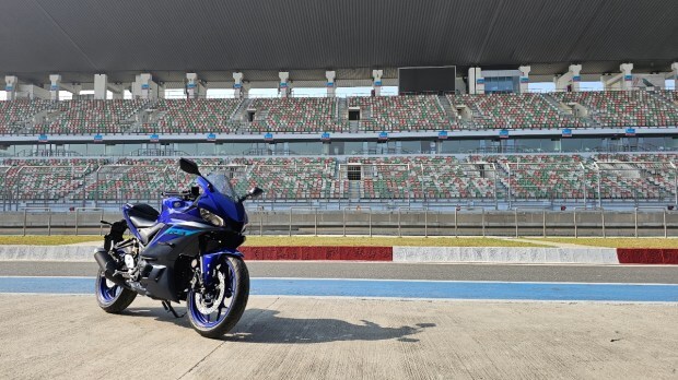 Yamaha R3 front