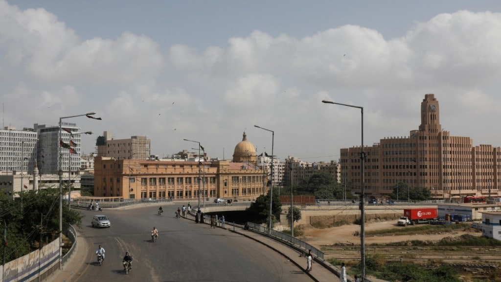 pakistan bomb, karachi bomb, karachi news, pakistan news, bomb on pakistan train