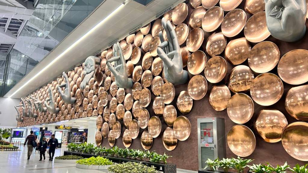 delhi airport, dial, Delhi International Airport, fog alert, airport terminal, travel, fog season, winter, flights cancelled, Indira Gandhi International Airport