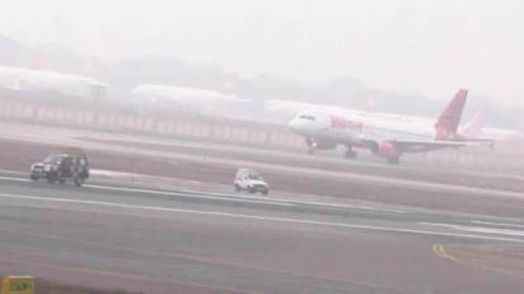 Delhi airport, Delhi airport news, delhi airport news, fog delhi, delhi flight diversions, delhi flight cancellations, delhi weather conditions, new delhi weather conditions, flight diversions, flights delhi news