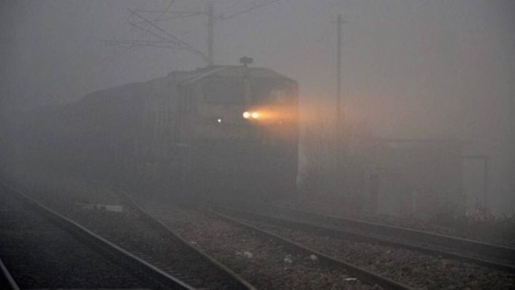 Indian Railways, trains delayed, delhi trains delayed, fog in Delhi, trains dleay fog, delhi fog, delhi airport, delhi news, delhi, 14 trains delayed Indian Railways, trains delayed, delhi trains delayed, fog in Delhi, trains dleay fog, delhi fog, delhi airport, delhi news, delhi, 14 trains delayed