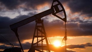 Oil prices edged higher on Friday after minutes from a Federal Reserve meeting (Image/Reuters)