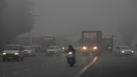 Biting cold grips Delhi as minimum temperature drops to 3.3 degrees Celsius Biting cold grips Delhi as minimum temperature drops to 3.3 degrees Celsius