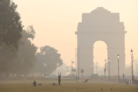 Delhi on Wednesday morning witnessed moderate fog in isolated pockets (Image/Reuters) Delhi on Wednesday morning witnessed moderate fog in isolated pockets (Image/Reuters)