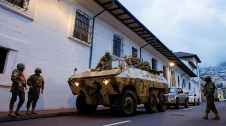 Ecuadorian police broke the external doors of the Mexican diplomatic headquarters in the Ecuadorian capital in Quito