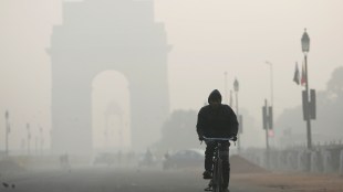 A man rides his bicycle in front of the India Gate (Image/Reuters)