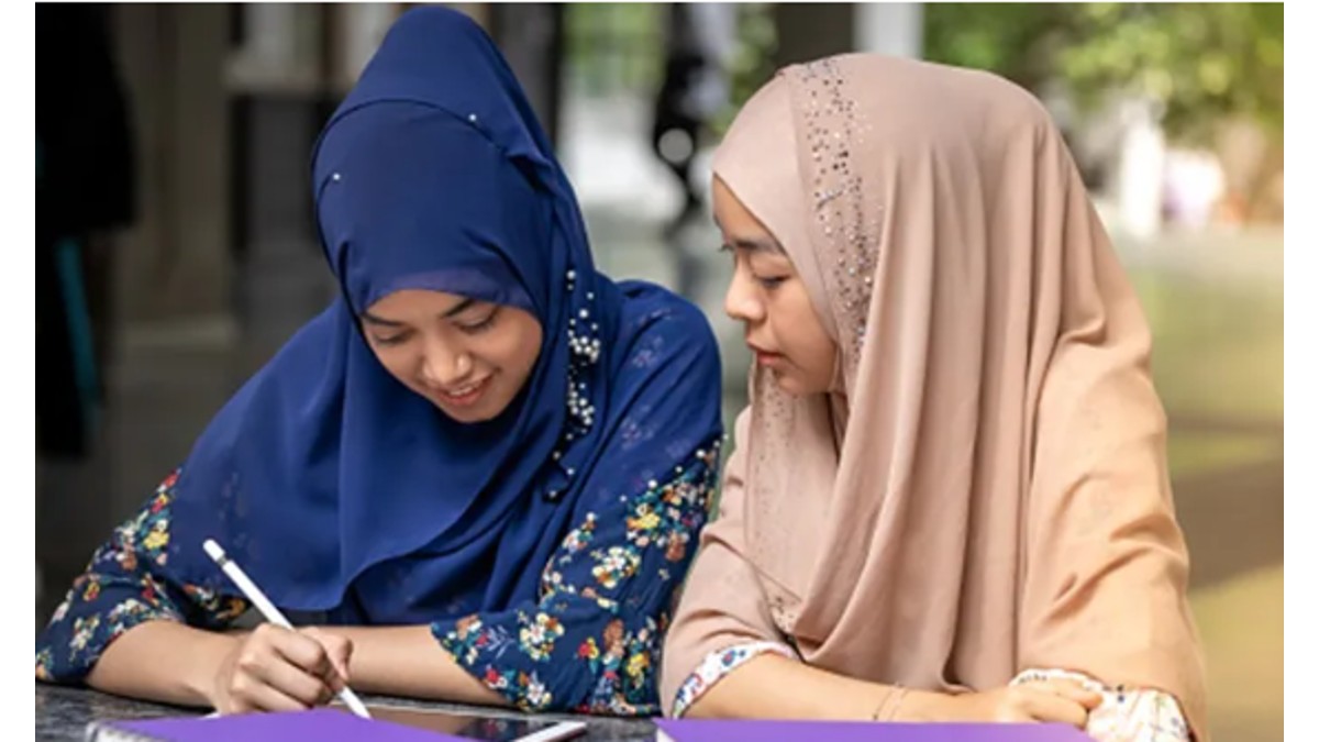 The scholars said they are caught in a debt trap as they are forced to manage their daily expenses by borrowing money from friends.