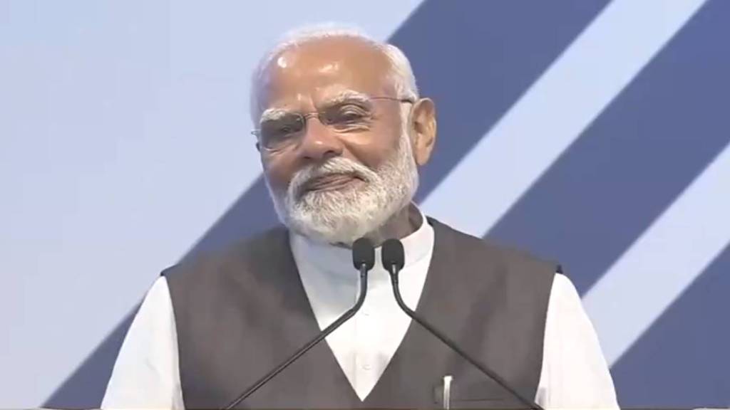 Modi Modi chants at PM's event, Siddaramaiah present