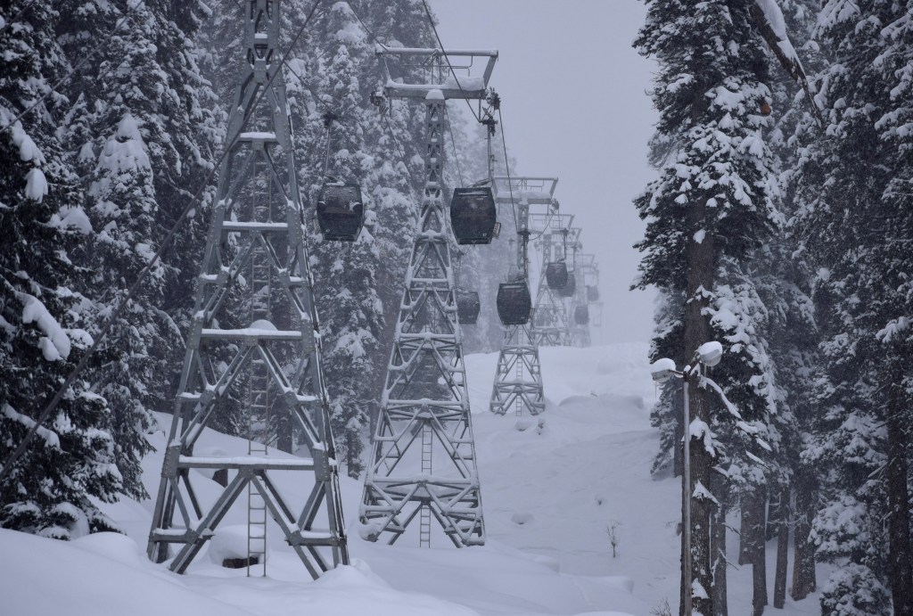 Cable car cabins are pictured in Gulmarg, Kashmir (Image/Reuters) Cable car cabins are pictured in Gulmarg, Kashmir (Image/Reuters)