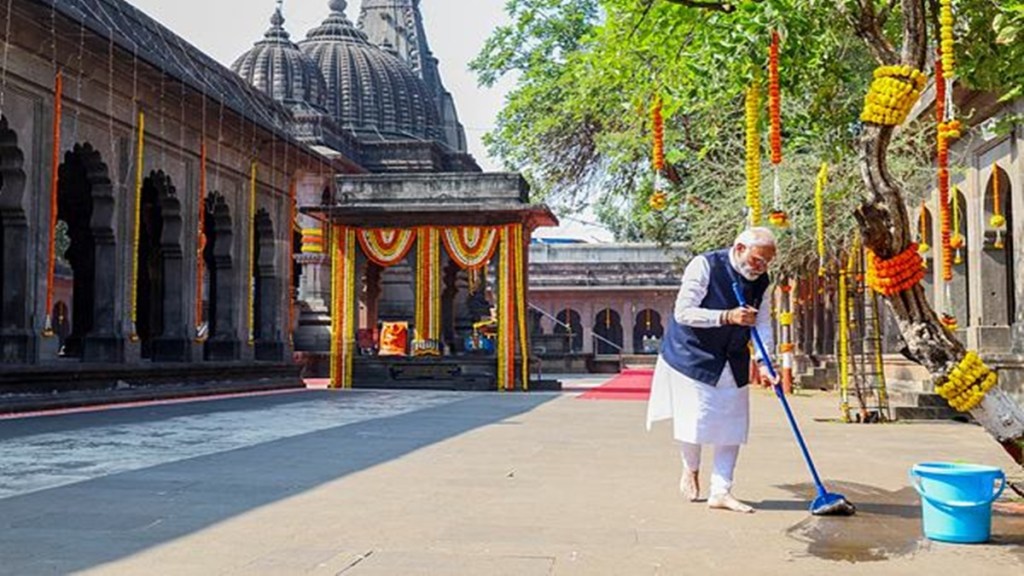 PM Modi mops temple in Nashik, urges citizens for 'shramadaan' ahead of Ram Mandir event PM Modi mops temple in Nashik, urges citizens for 'shramadaan' ahead of Ram Mandir event