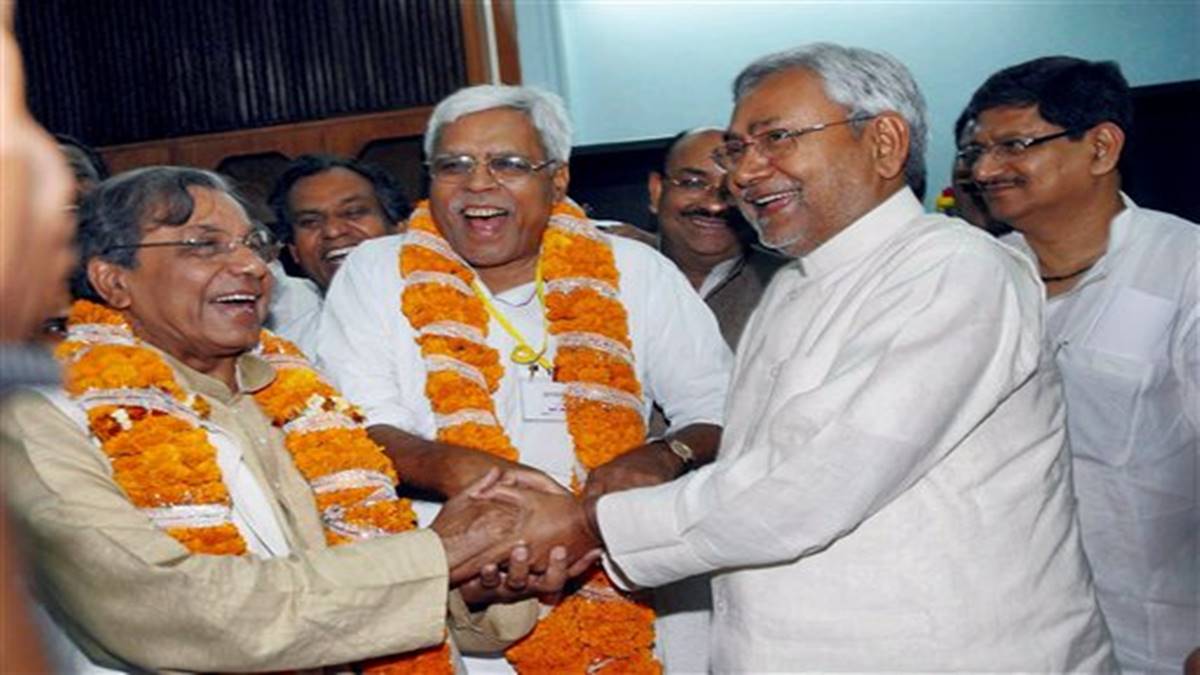 Bihar Chief Minister Nitish Kumar with NK Singh (L) and Shivanand Tiwari (centre) in the Bihar Assembly. (File Photo: PTI/Express Archives) 