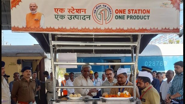 As of November 2023, a total of 1,189 OSOP outlets are operational at 1,083 railway stations (Image/@WesternRly)
