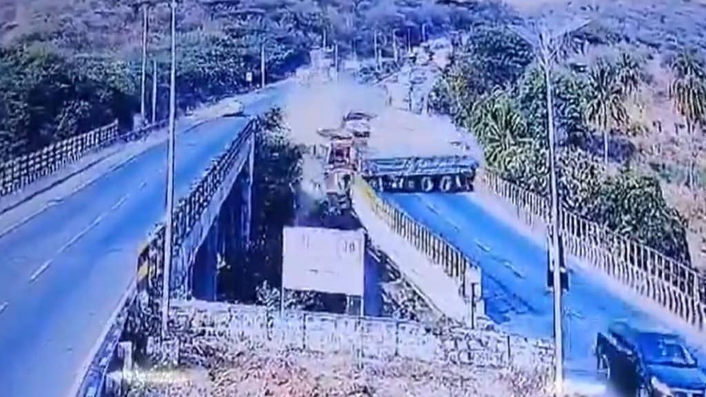 Four dead, eight injured in multiple-vehicle collision in Tamil Nadu's Dharmapuri | Video Four dead, eight injured in multiple-vehicle collision in Tamil Nadu's Dharmapuri | Video