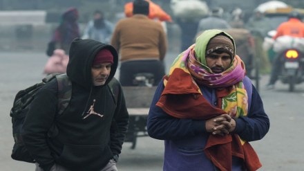 Delhi shivers as mercury hits 3.5°C: 30 flights delayed, 17 cancelled due to dense fog Delhi shivers as mercury hits 3.5°C: 30 flights delayed, 17 cancelled due to dense fog