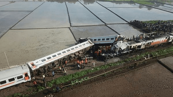 Television video showed several carriages overturned or badly mangled (Image/Reuters) Television video showed several carriages overturned or badly mangled (Image/Reuters)