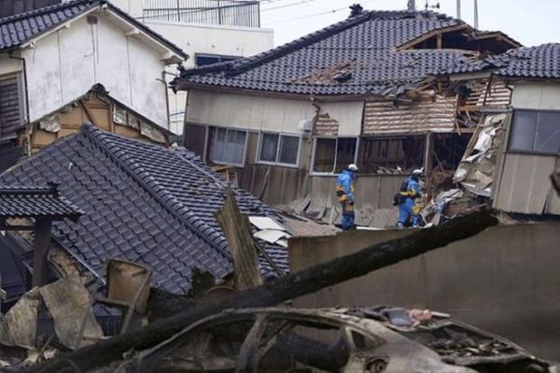 Police officers search missing people at a collapsed house caused by an earthquake in Wajima, Ishikawa prefecture, Japan January 2, 2024. (Photo: Reuters)