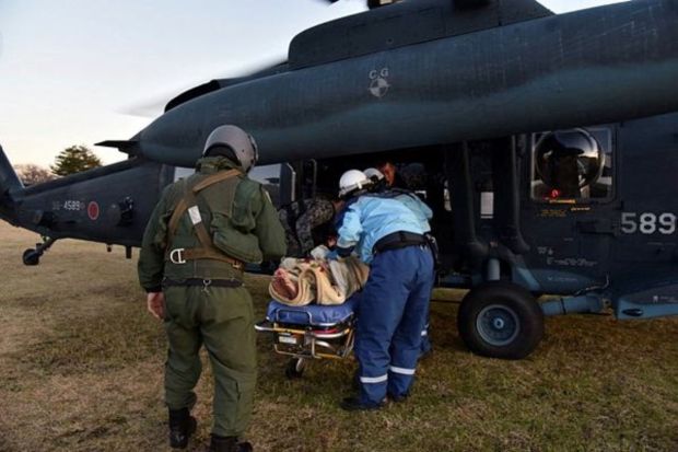 Japanese Self-Defense Force's helicopter crew members transport a patient after an earthquake hit the region in Suzu, Ishikawa prefecture, Japan January 2, 2024, in this handout photo released by the Joint Staff Office of the Defense Ministry of Japan. (Photo: Reuters)