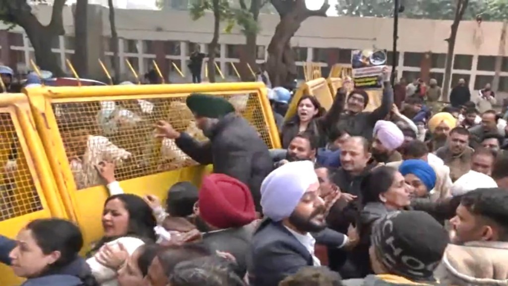 Chandigarh Mayor Election: HC issues notice to UT admin on AAP's petition for fresh polls Chandigarh Mayor Election: HC issues notice to UT admin on AAP's petition for fresh polls