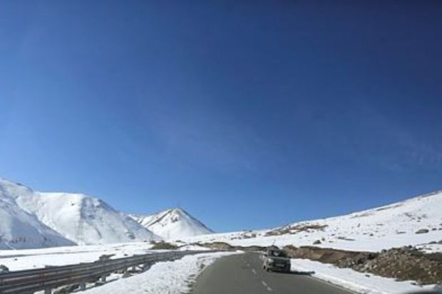 Vehicles move along Mughal road in Shopian district after Fresh Snowfall in Pir Panjal Range during last snowfall of 2023. (Express photo by Shuaib Masoodi)