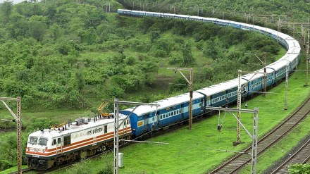19 Delhi-bound trains are running late due to fog conditions (Image/DD News)