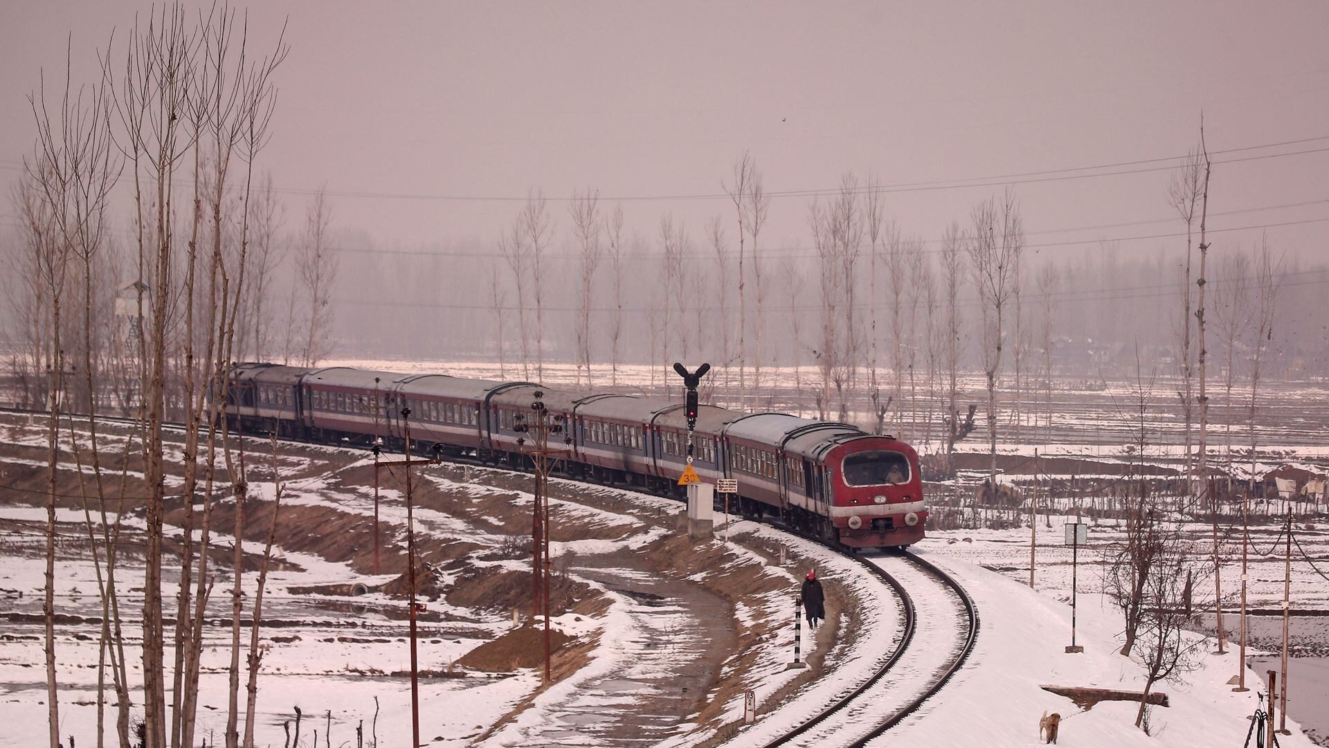 In Kashmir, all flights at Srinagar airport were canceled while traffic on the strategic 270-km Jammu-Srinagar National Highway was closed for nearly four hours (Image/Reuters)