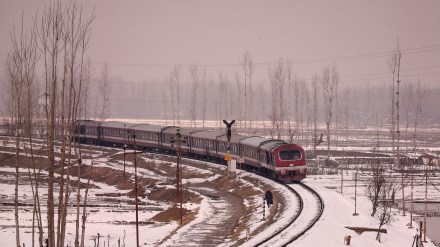 In Kashmir, all flights at Srinagar airport were canceled while traffic on the strategic 270-km Jammu-Srinagar National Highway was closed for nearly four hours (Image/Reuters)