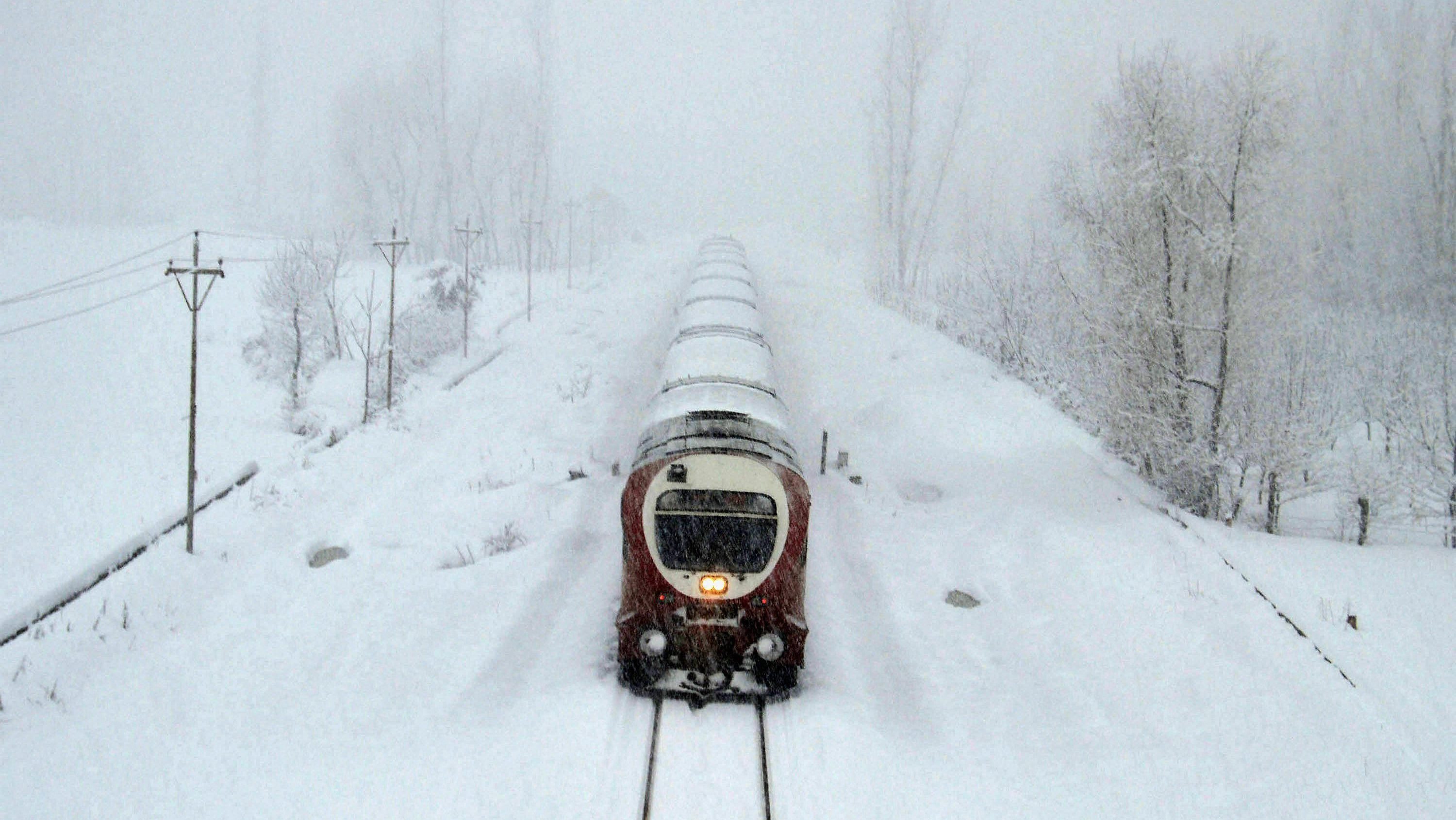 Train moves on snow covered Srinagar-Baramulla route (Image/@airnewsalerts)