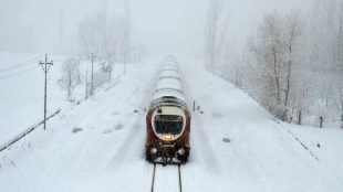 Train moves on snow covered Srinagar-Baramulla route (Image/@airnewsalerts)