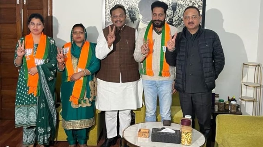 Delhi: Setback for AAP as three Chandigarh councillors defect to BJP Delhi: Setback for AAP as three Chandigarh councillors defect to BJP