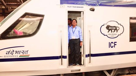 Surekha Yadav, the first woman loco pilot of Vande Bharat Express (Image/@AshwiniVaishnaw)