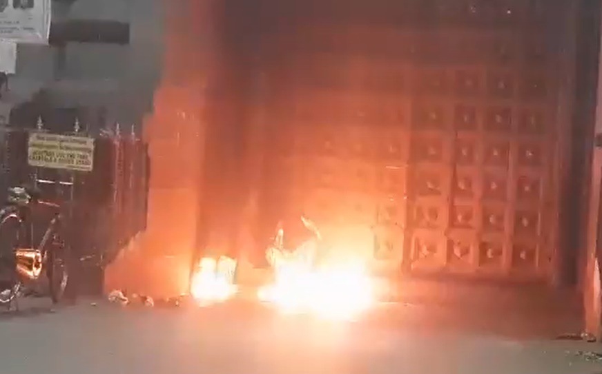 Chennai: Man ignites fire in front of Kapaleeshwarar Temple's gate | Video Chennai: Man ignites fire in front of Kapaleeshwarar Temple's gate | Video